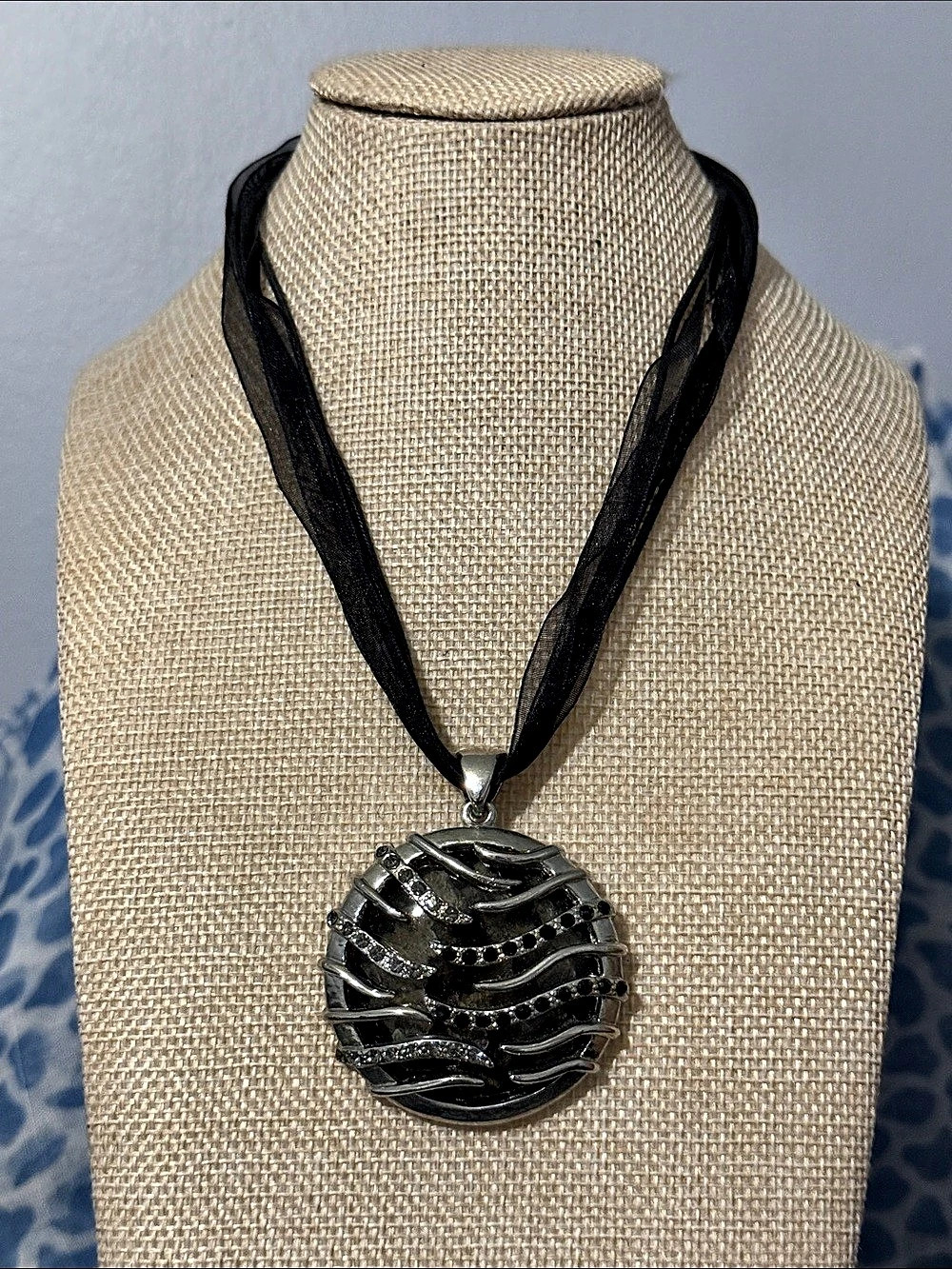 Black & Silver Pendant Necklace Set Like New